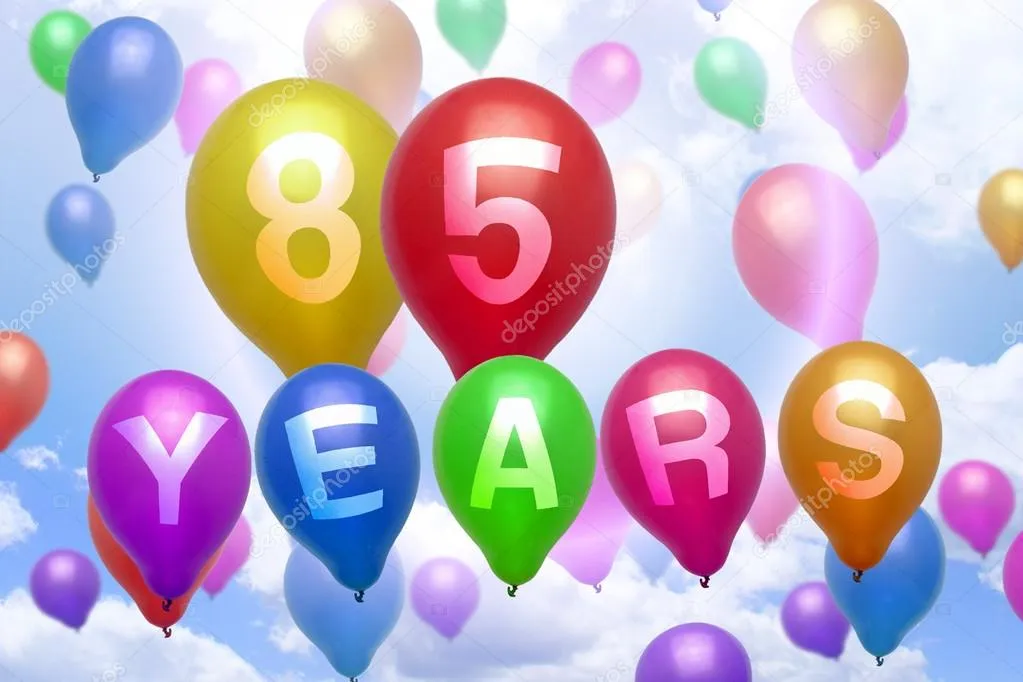 Открытка Открытки на 85 лет - Воздушные шары с надписью "YEARS" на фоне неба | Красивая открытка #47