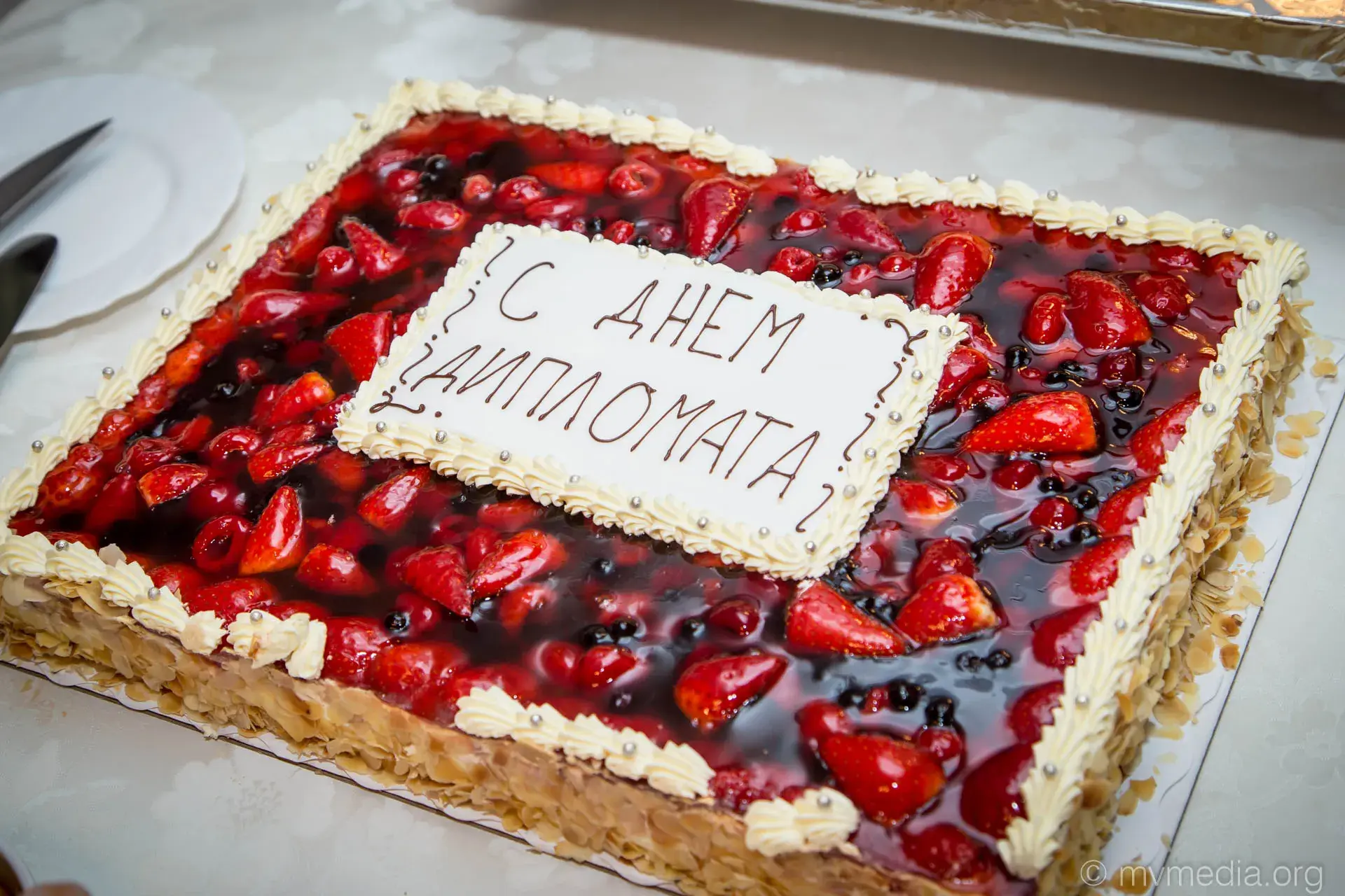 Открытка Открытки на День дипломатического работника - Торт с клубникой и малиной: фото для открытки | Красивая открытка #7
