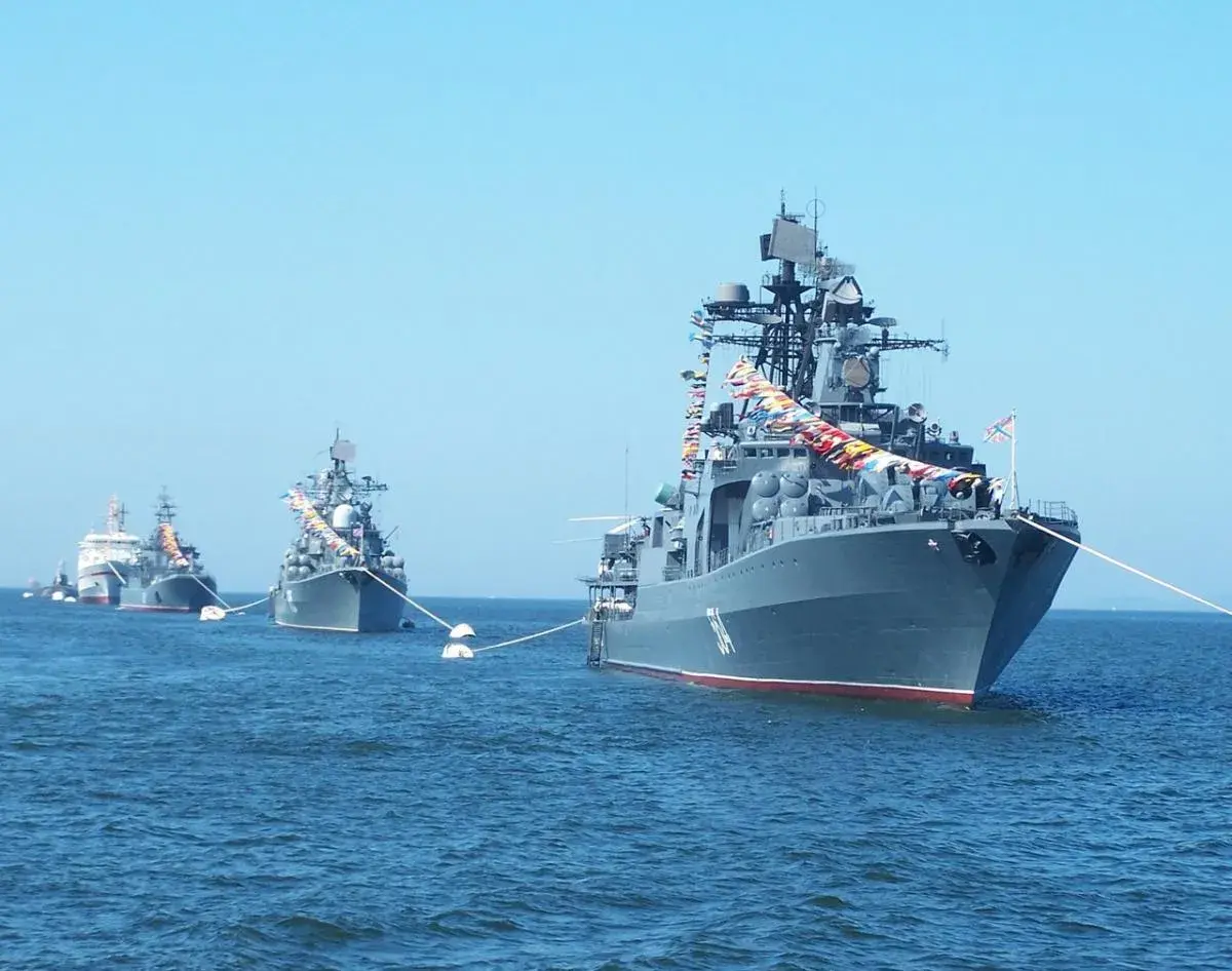 Открытка С днём Тихоокеанского флота - Военно-морской флот: парад кораблей в море | Красивая открытка #14