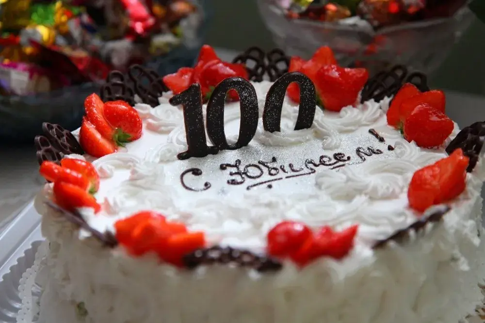 Открытка С юбилеем 100 лет - Торт на 100 лет с клубникой | Красивая открытка #14